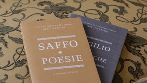 Two books titled 'Saffo e poesie' and 'Gilio' on a patterned couch. - Apartment in the historic center with private car parking (Mantova)