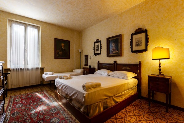 3 Schlafzimmer, Schreibtisch, schallisolierte Zimmer, Reisekinderbett