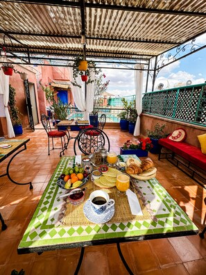 Tägliches inbegriffenes einheimisches Frühstück