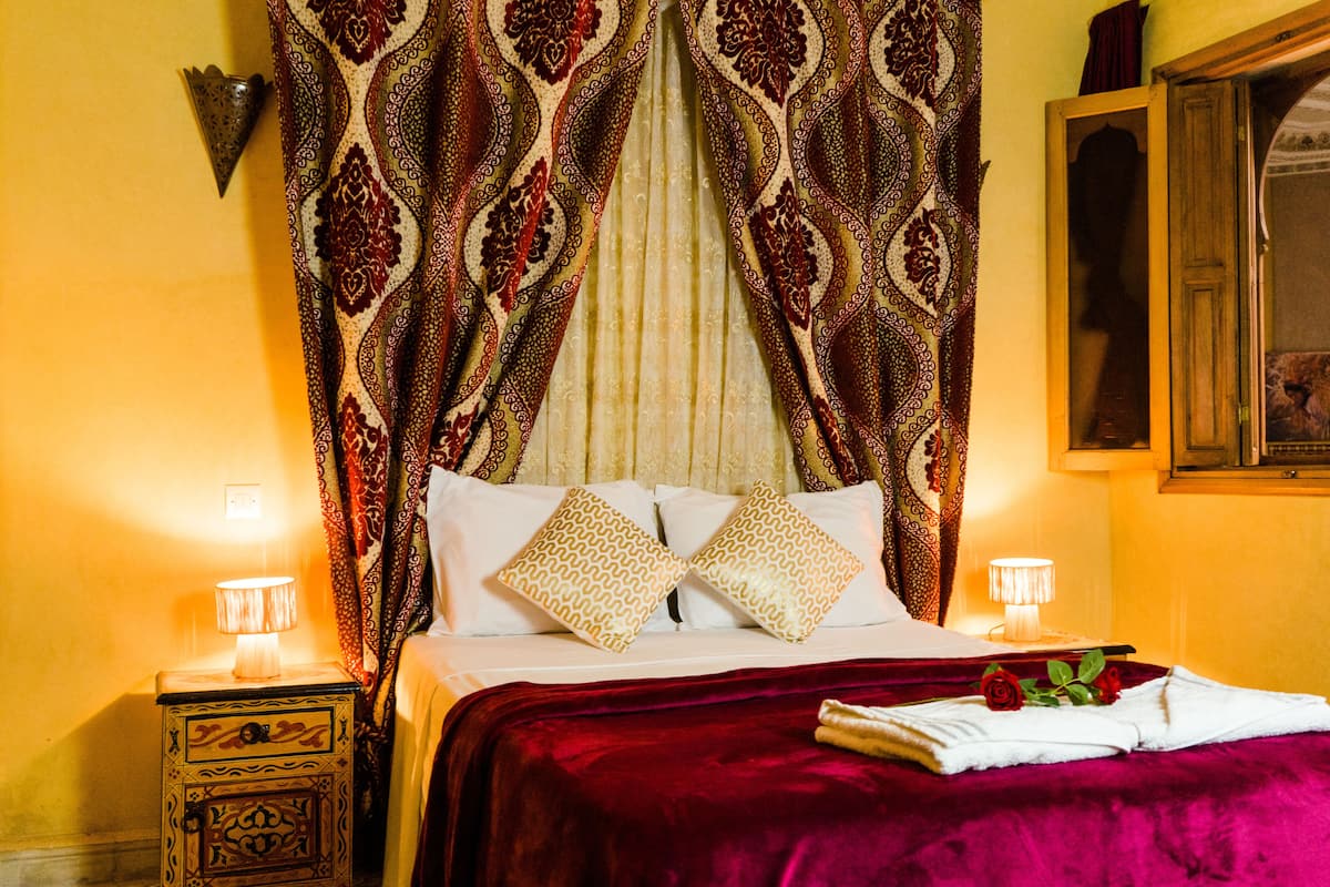 Doppia Comfort, 1 letto queen | Una cassaforte in camera, con stile personalizzato