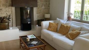 Smart-tv, een open haard en een computerscherm