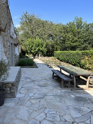 Outdoor dining - Le Charme dun Vieux mas Provençal Dans un Parc Arboré Avec Piscine (Saint-Paul-en-Forêt)