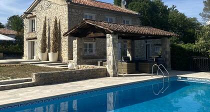 Le charme dâun vieux mas provençal dans un parc arborĂ© avec piscine âŠ