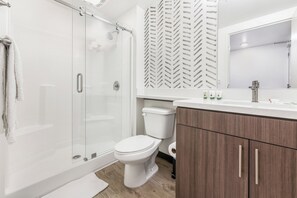 Basic Studio | Bathroom - Starling (San Diego)