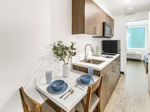 Executive Apartment | Private kitchen | Full-size fridge, microwave, stovetop, cookware/dishes/utensils - Starling (San Diego)