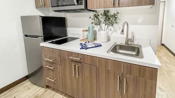 Refrigerador con freezer, microondas, placa de cocina