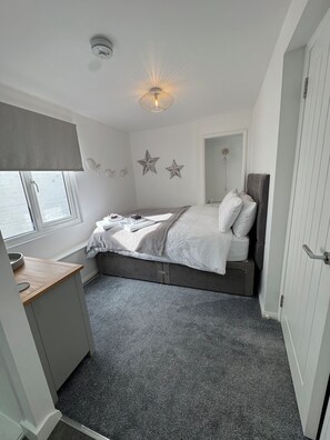 3 slaapkamers, een strijkplank/strijkijzer, gratis wifi, beddengoed