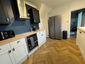 Refrigerador, microondas, horno y lavavajillas 