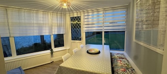 Ocean Cottage, Ferring - seaside cottage with it's own bar & EV charger 