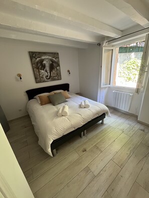 3 habitaciones, tabla de planchar con plancha y cuna de viaje 