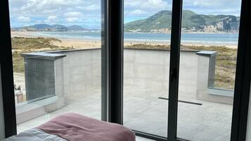 5 slaapkamers, een strijkplank/strijkijzer, reisbedje, wifi