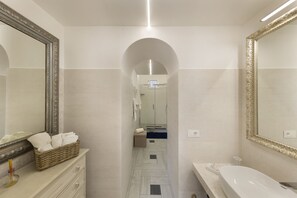 Doccia, asciugacapelli, bidet, asciugamani