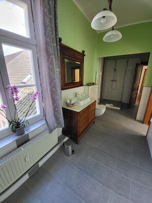 Haartrockner, Handtücher, Toilettenpapier