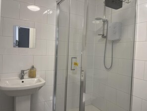 Studio, 1 Queen Bed | Bathroom | Shower, towels