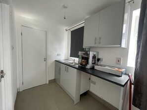 Studio, 1 Queen Bed | Private kitchen | Oven, stovetop - Immaculate 1-bed Studio in London (London)