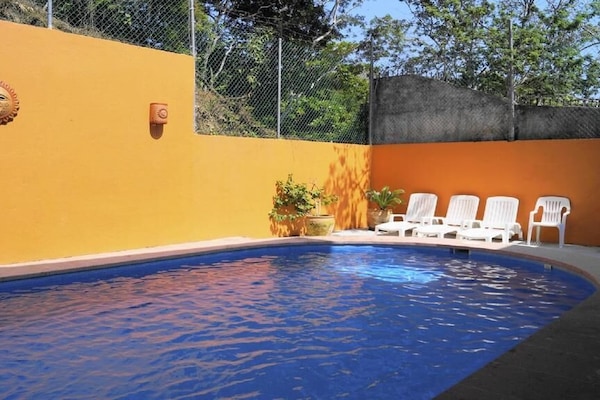 Utomhuspool med öppettider 08.00 till 21.00, och solstolar