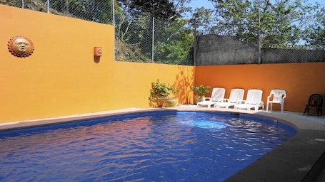 Alberca al aire libre, acceso de 08:00 a 21:00, y camastros