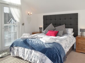 3 bedrooms, free WiFi, bed sheets - 3 bedroom accommodation in Mount Batten, near Plymouth (Mount Batten, near Plymouth)
