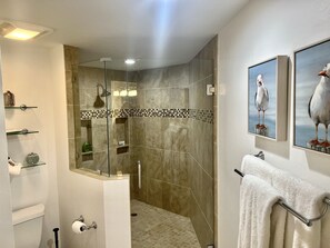 Dusche, Haartrockner, Handtücher, Seife