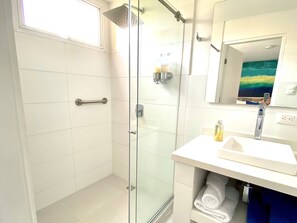 Dusche, Haartrockner, Handtücher, Seife