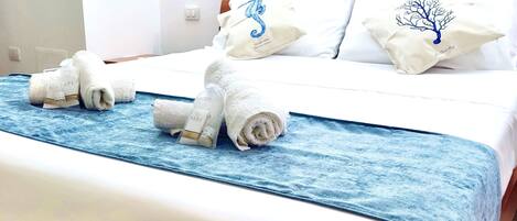 2 chambres, fer et planche à repasser, Wi-Fi, draps fournis