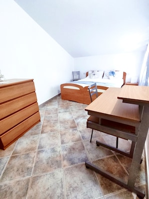2 dormitorios, tabla de planchar con plancha, wifi y ropa de cama