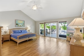 6 bedrooms, iron/ironing board, travel cot, free WiFi - NEW! Lakefront Home -Amazing Dock -22mm -Sleeps 18 (Osage Beach)