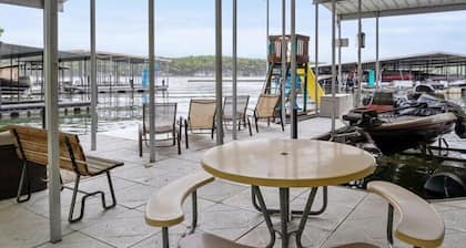 NEW! Lakefront Home -Amazing Dock -22mm -Sleeps 18