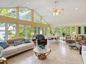 Smart TV, fireplace, books - NEW! Lakefront Home -Amazing Dock -22mm -Sleeps 18 (Osage Beach)