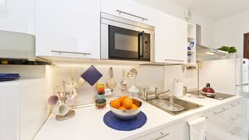 Micro-ondes, plaque de cuisson, lave-vaisselle, cafetiĂšre/bouilloire