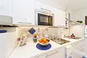 Micro-ondes, plaque de cuisson, lave-vaisselle, cafetière/bouilloire