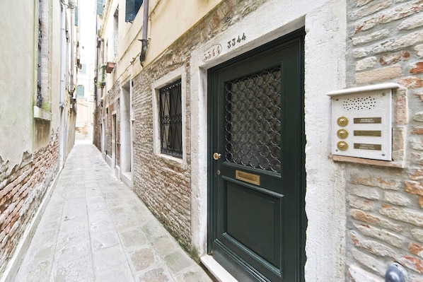 A narrow alleyway with a black door and a metal intercom system. - Lovely Apart 15 min Walk from St Mark s.- Venice Heaven Apartments Collection (Venezia)