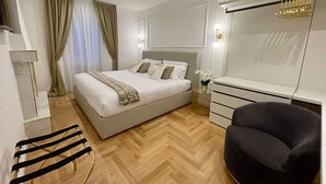 Un dormitorio moderno con cama, mesita de noche, cómoda, silla y espejo.