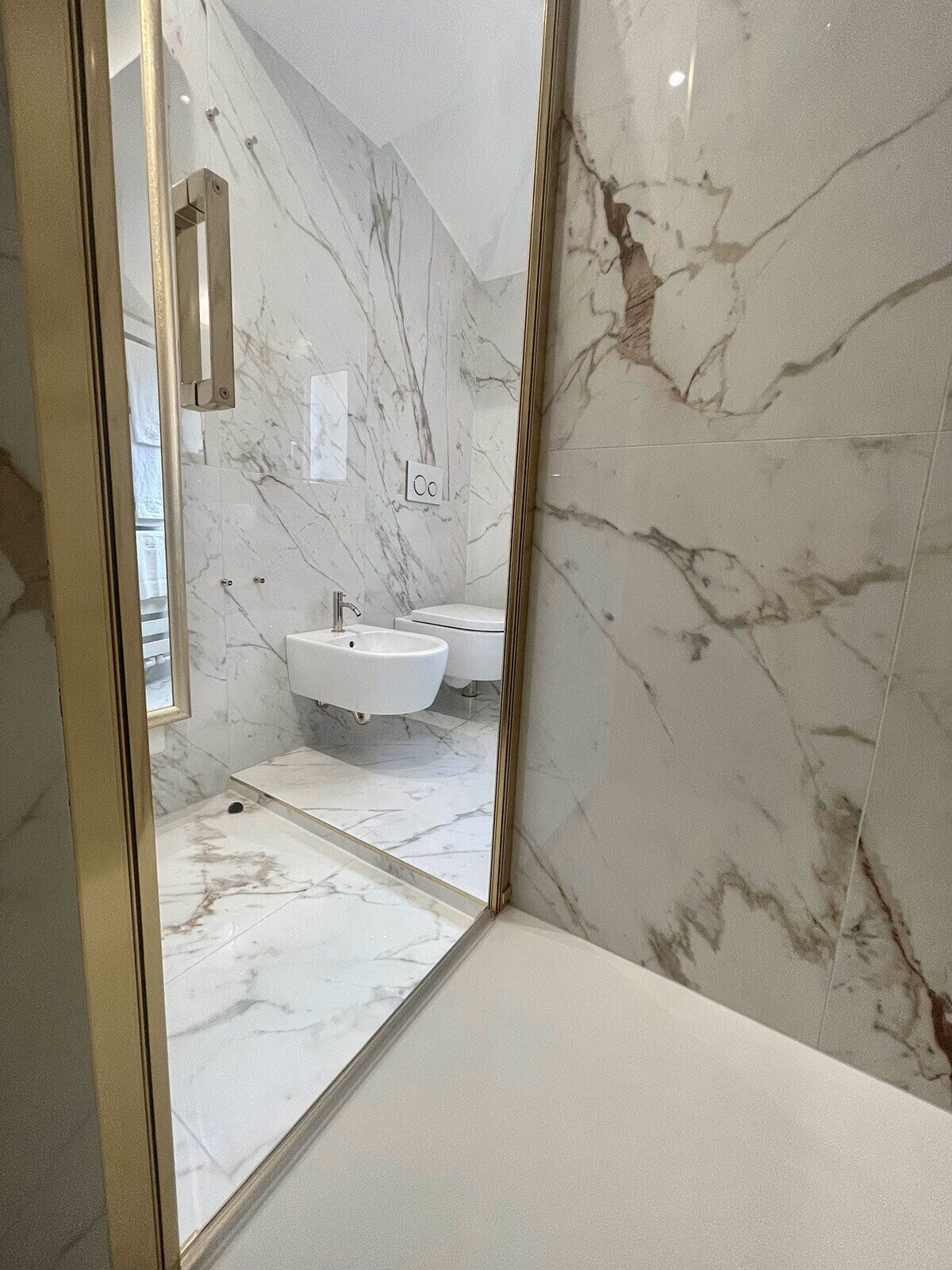 Bruser, miljøvenlige toiletartikler, hårtørrer, bidet