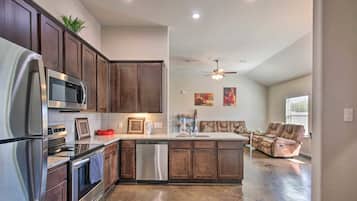 Frigorífico, microondas, horno y placa de cocina