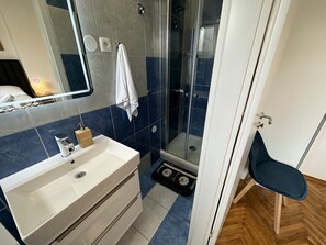 Basic Room | Bathroom | Hair dryer, towels, toilet paper - IRIS OASIS (Split)