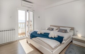 5 bedrooms, travel cot, free WiFi, bed sheets