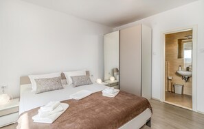 5 makuuhuonetta, vauvan matkasänky, ilmainen Wi-Fi, vuodevaatteet