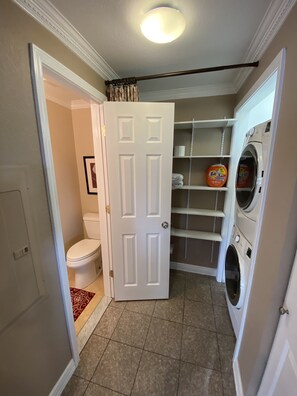 Interior - Large Townhouse overlooking Bellaire 2 blocks away (Bellaire)