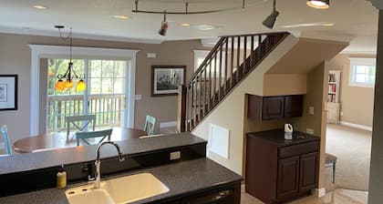 Spacious Townhouse Retreat, Steps from everything. Bring the boat! Easy parking.