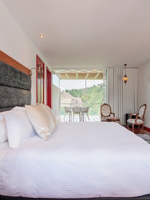 Habitación Deluxe | Sábanas de algodón egipcio, ropa de cama de alta calidad, minibar