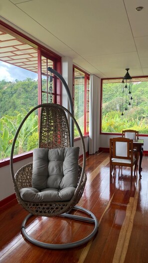 Habitación junior doble | Zona de estar | Smart TV de 40 pulgadas con canales por cable, una televisión