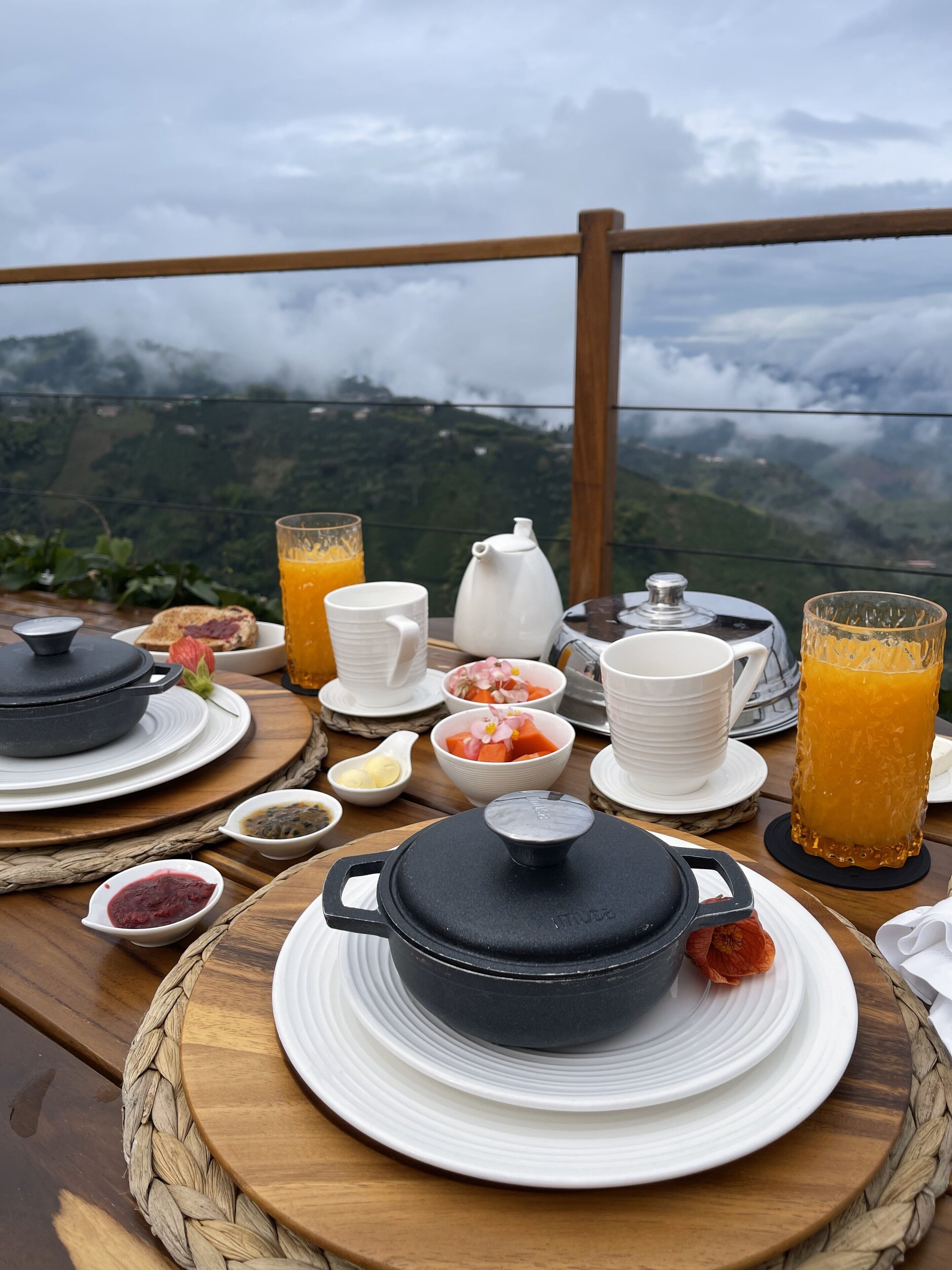 Ein Frühstückstisch mit Blick auf eine Berglandschaft.