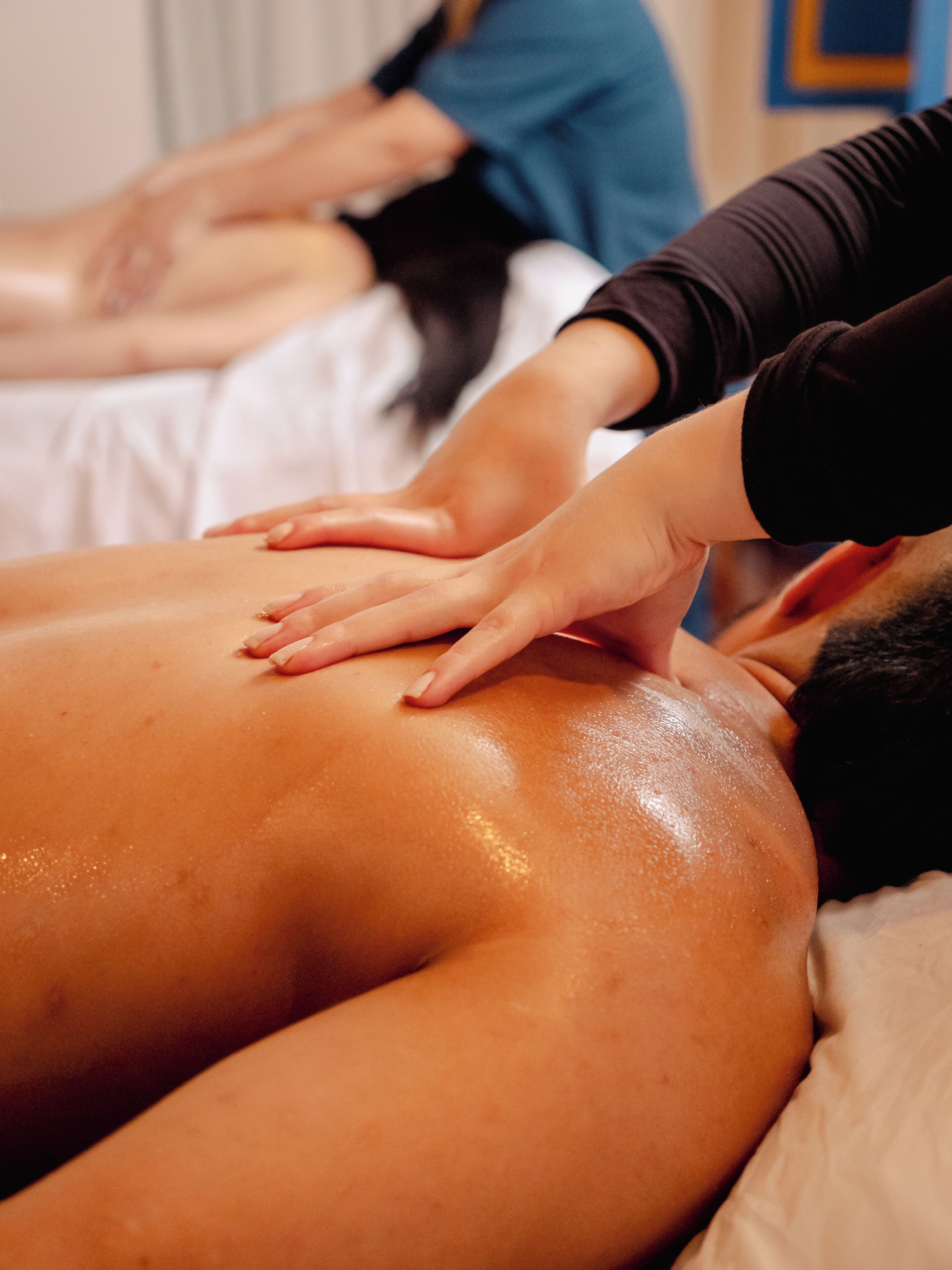 Eine Massagetherapie-Sitzung, wobei der Fokus auf dem Rücken des Klienten liegt.