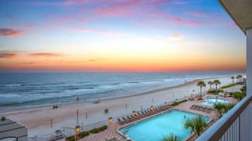 Alberca techada y alberca al aire libre