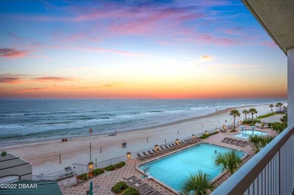 Alberca techada y alberca al aire libre