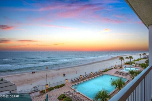 Beautiful updated oceanfront 1 bedroom 1 bath, full kitchen, direct oceanfront