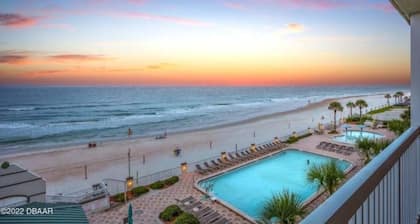Beautiful updated oceanfront 1 bedroom 1 bath, full kitchen, direct oceanfront