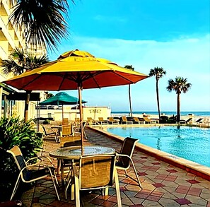 Alberca techada y alberca al aire libre