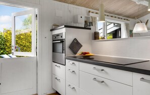 Kjøleskap, kokeplater, oppvaskmaskin og kaffetrakter/tekoker